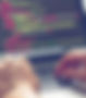 Person, die mit einem Laptop Code schreibt.