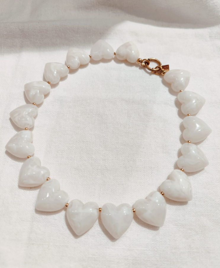 Collier femme résine coeur écru et doré