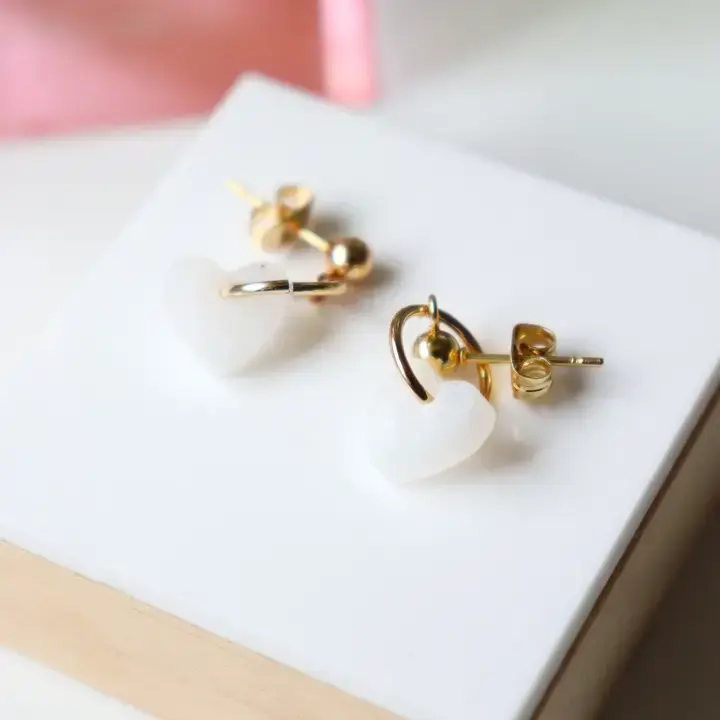 Boucles d'oreilles enfant cœur nacré blanc