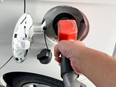 車の売却時のガソリン残量のコツ:満タンは必要なし?査定への影響と最適な量を解説