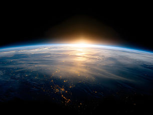 Plus l'heure est sombre comme la nuit, plus la foi brille comme le soleil