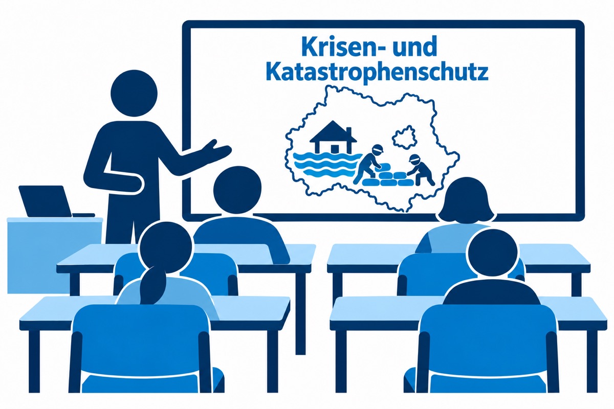Lehrsaal im Icon-Stil mit einem Vortragenden und vier sitzenden Teilnehmenden. Auf der Whitewall: Krisen- und Katastrophenschutz, der Umriss von Niederösterreich und ein stilisierter Hochwassereinsatz.