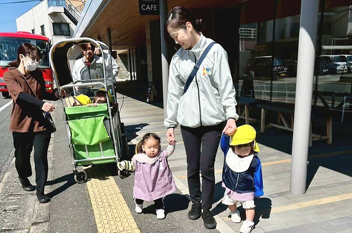 散歩する園児と保育士