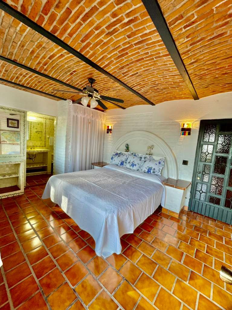 SUNSET KING SUITE