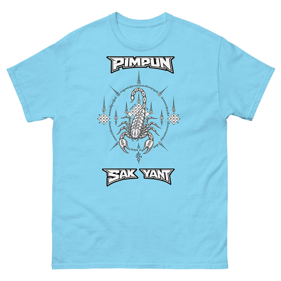Miniaturbild: PIMPUN Sak Yant Scorpion T-Shirt – Spirituelle Thai Tattoo Kunst