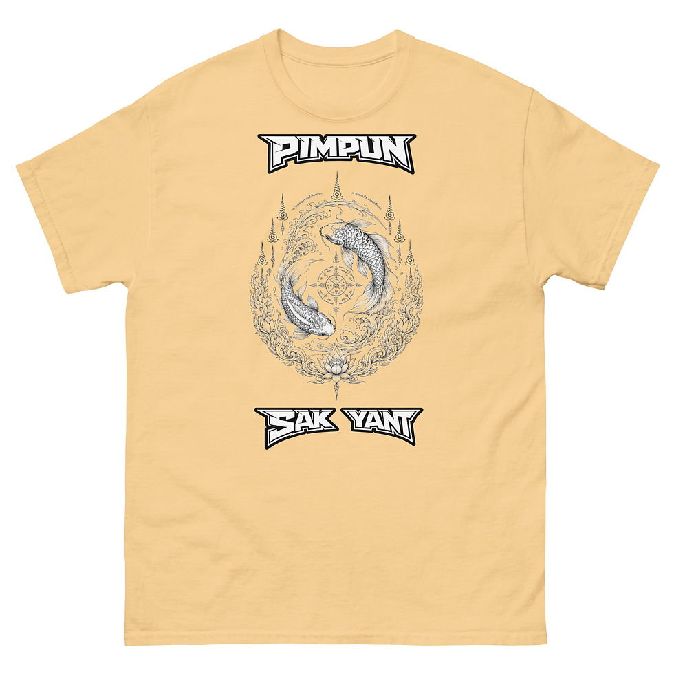 Miniaturbild: PIMPUN Sak Yant Glücks-Koi T-Shirt – Spirituelle Thai Tattoo Kunst