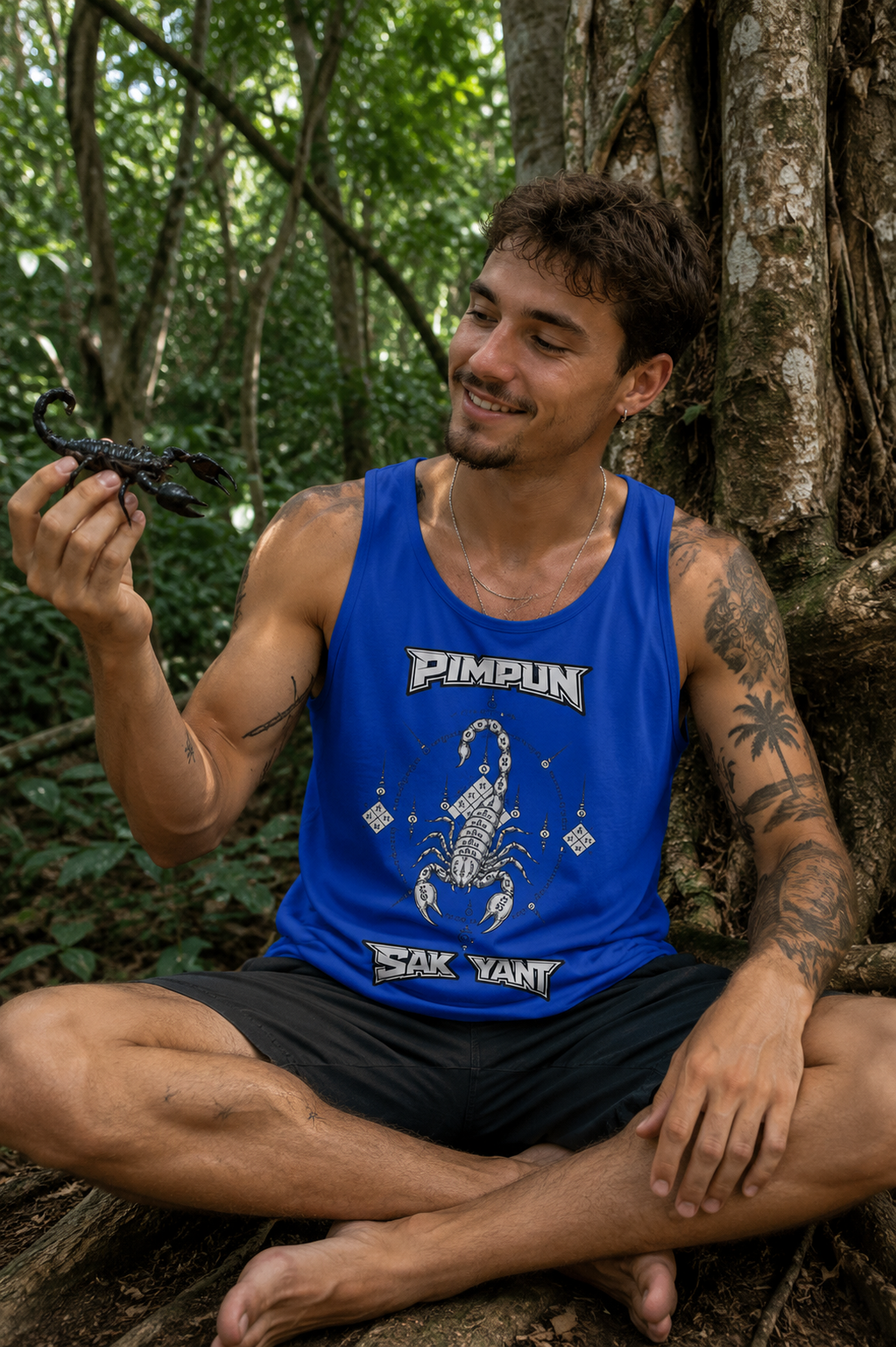 PIMPUN Sak Yant Scorpion Herren Tank Top – Spirituelle Thai Tattoo Kunst