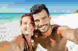 Selfie de pareja sonriendo