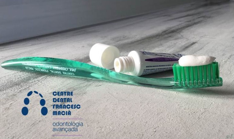 Cepillo dental con pasta de Centre Dental Francesc Macià
