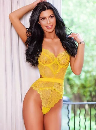Luana brunette escort