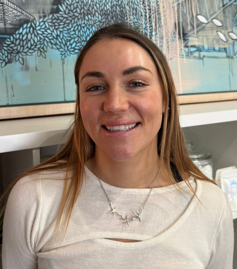 Emelie, professional Sports Therapist at Abuelita's Wellbeing in Hackney and Islington.