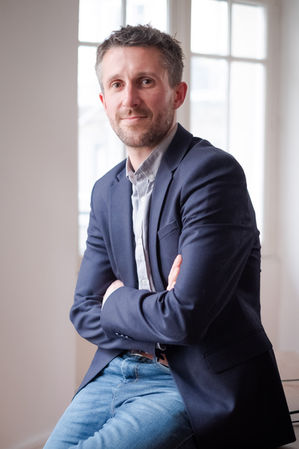 Portrait corporate d'un avocat au bureau