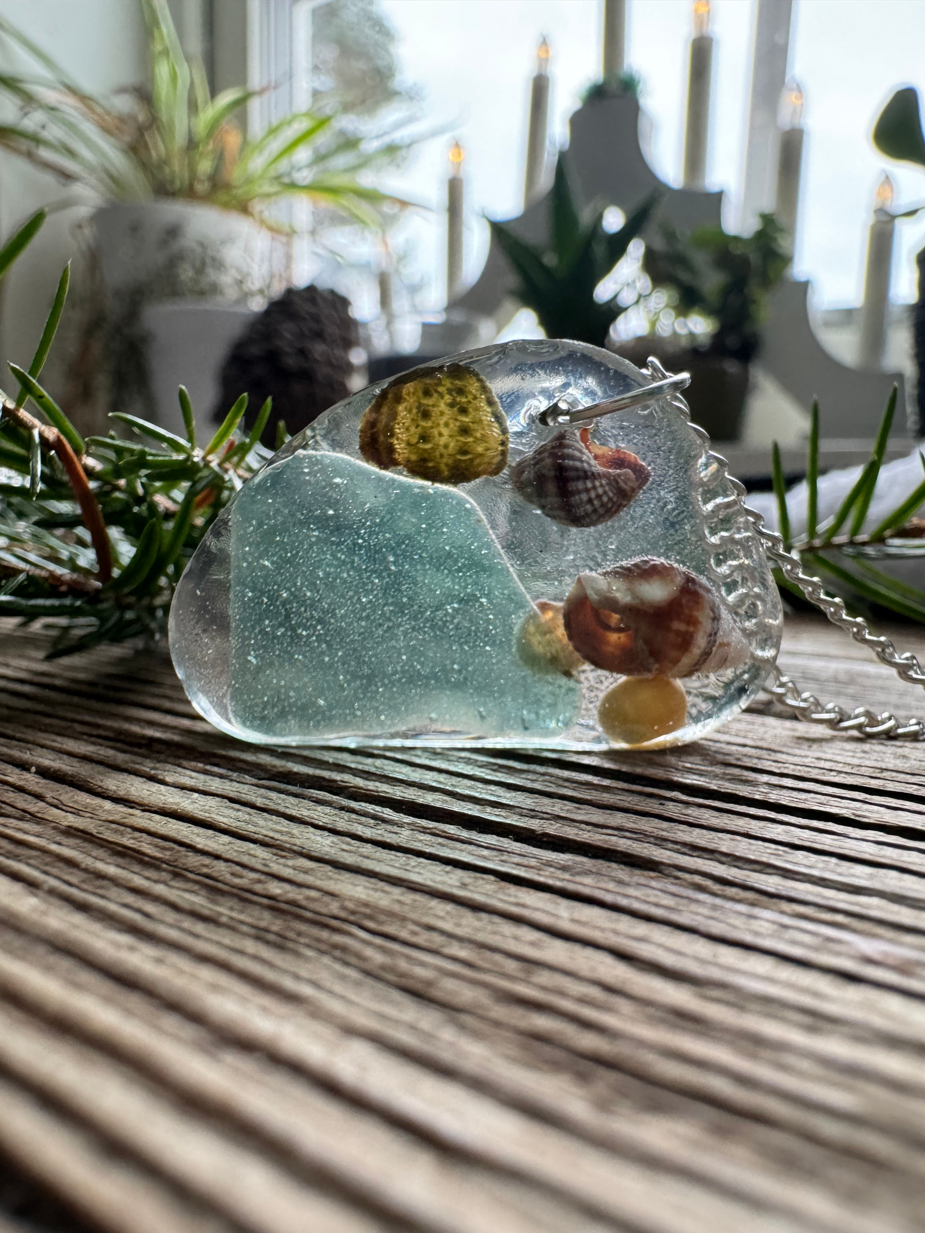Halsband med resinsmycke"Havsglas och snäckor""