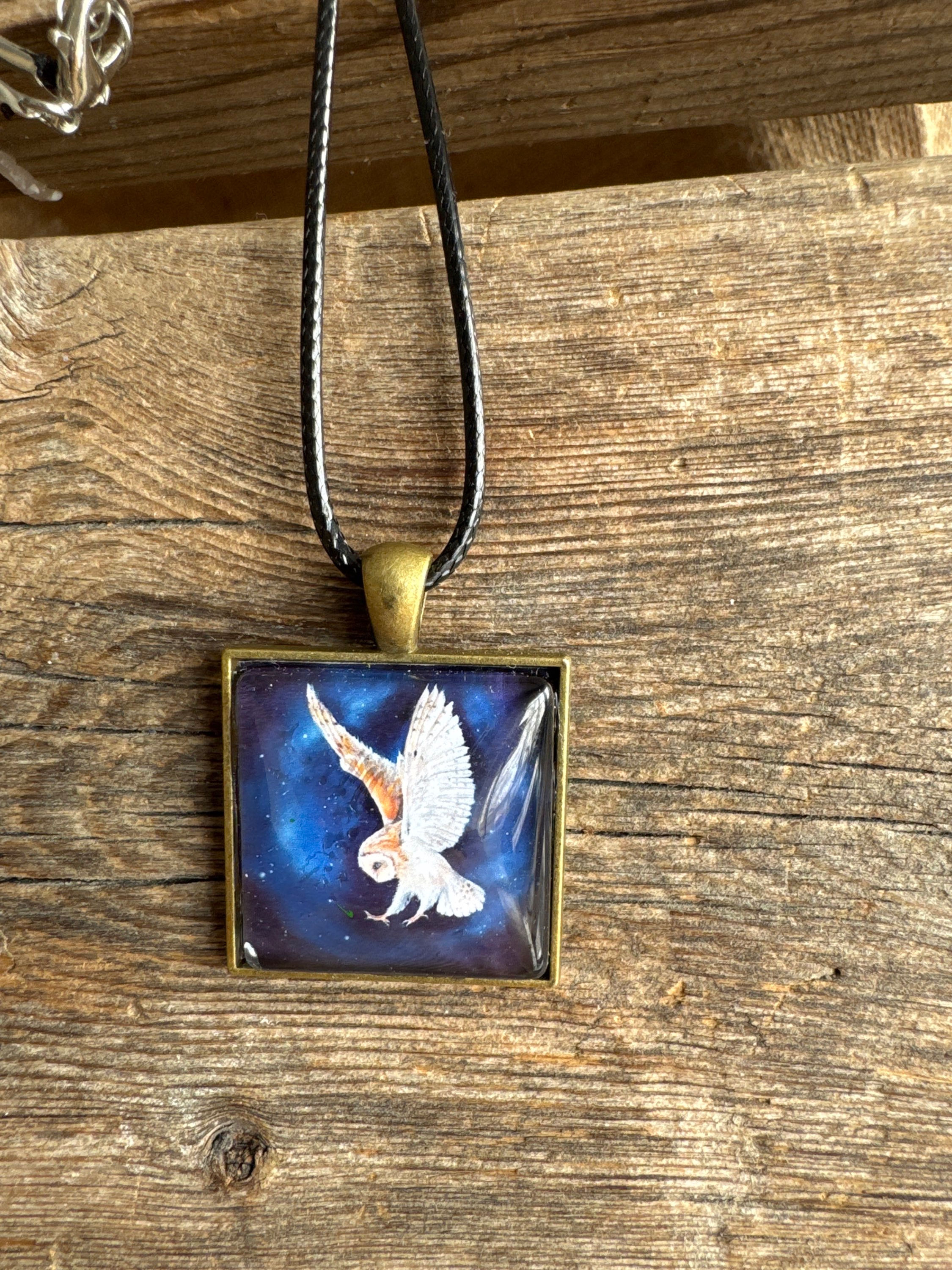 Halsband, (kvadratisk) "Nattens väktare" 