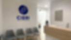 Oficina CIERI con logo, sillas de espera y recepción, sobre fondo blanco CIERI.