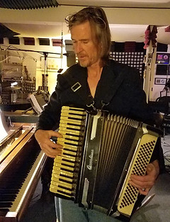 pic mark kelso w accordin.jpg