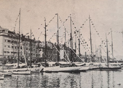 Les bateaux de la Course-Croisière de la Méditerranée le long du quai de Rive Neuve à Marseille