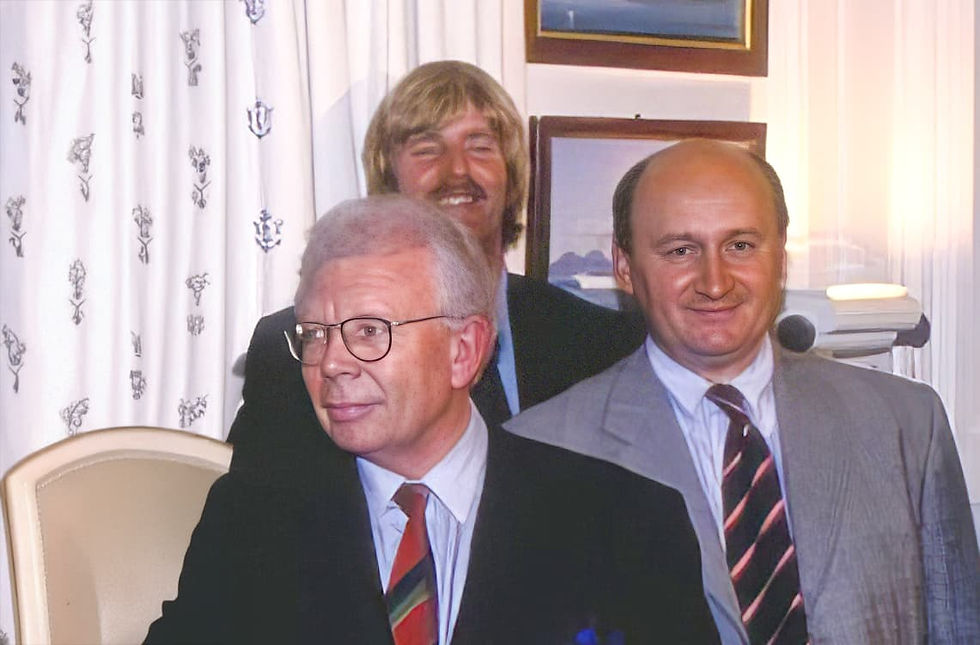 François Carn (à droite) avec Peter Blake (au fond) et Charles Josselin, ministre de la mer, le 20 octobre 1992 lors de la cérémonie du lancement du Trophée Jules Verne au Yacht Club de France. (© Photo Gilles Klein)