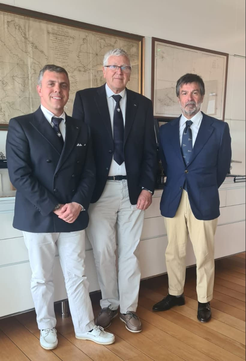 Au centre, le Président Gigi Rolandi, avec lesVice-présidents Francesco Foppiano (à gauche) et Ricardo Albiñana (à droite). / In the centre, President Gigi Rolandi, with Vice-Presidents Francesco Foppiano (left) and Ricardo Albiñana (right)