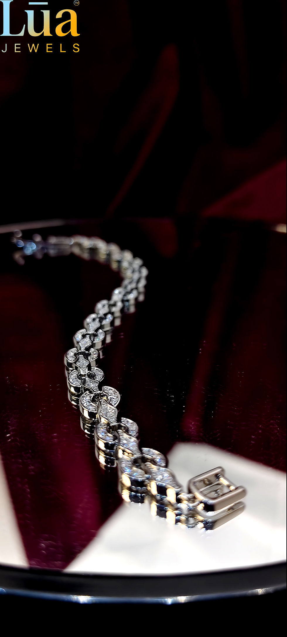 Thumbnail: Interlocked Diamond-Cut Silver Bracelet