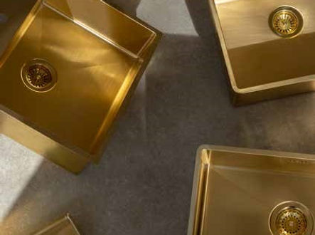 Diskho i massiv mässing med lyxig finish