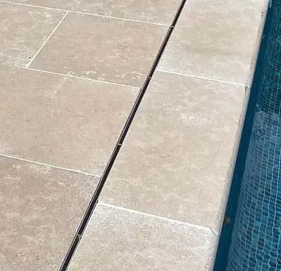 Kalksten-poolkant -runt-poolen.webp