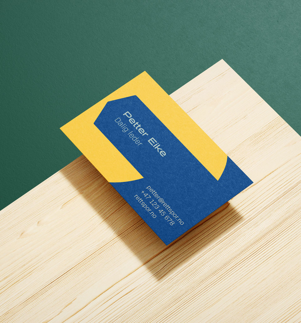 Mockup som viser grafisk design av visittkort for sykkelverkstedet Rett spor. En del av deres visuelle profil.