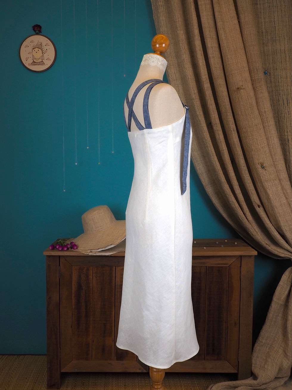 ภาพขนาดย่อ: Sundress สีขาวตัดตรงพร้อมสายรัดสีน้ำเงิน