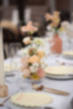 Blumen-Bouquet in pastelligen Farben auf einer Hochzeitstafel