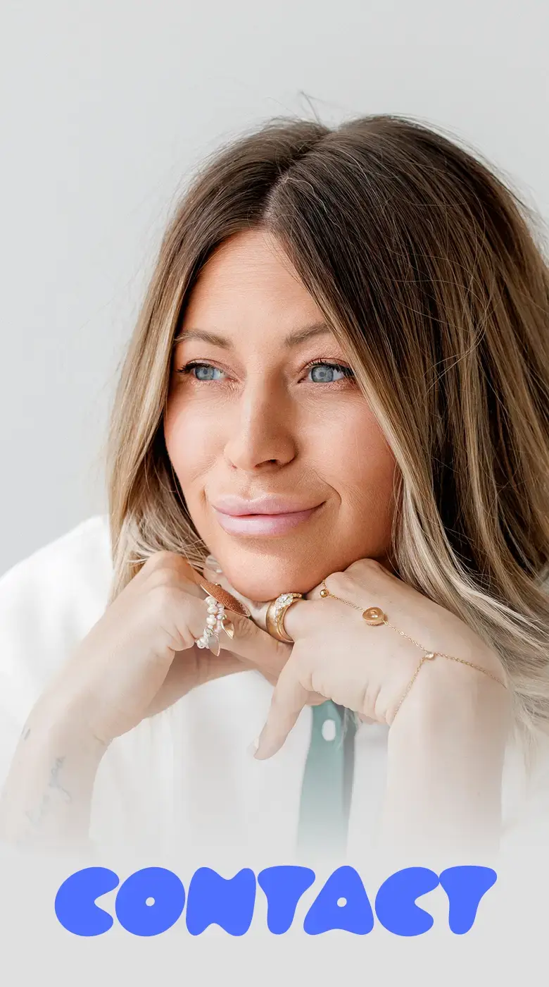 Portrait of wedding planner Noëmi Steinmann with her chin on her hands