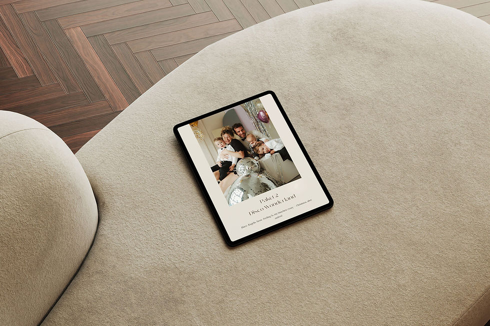 iPad auf heller Couch mit geöffneter Landingpage für Fotoshooting-Paket – minimalistisches Mockup mit hochwertigem Editorial-