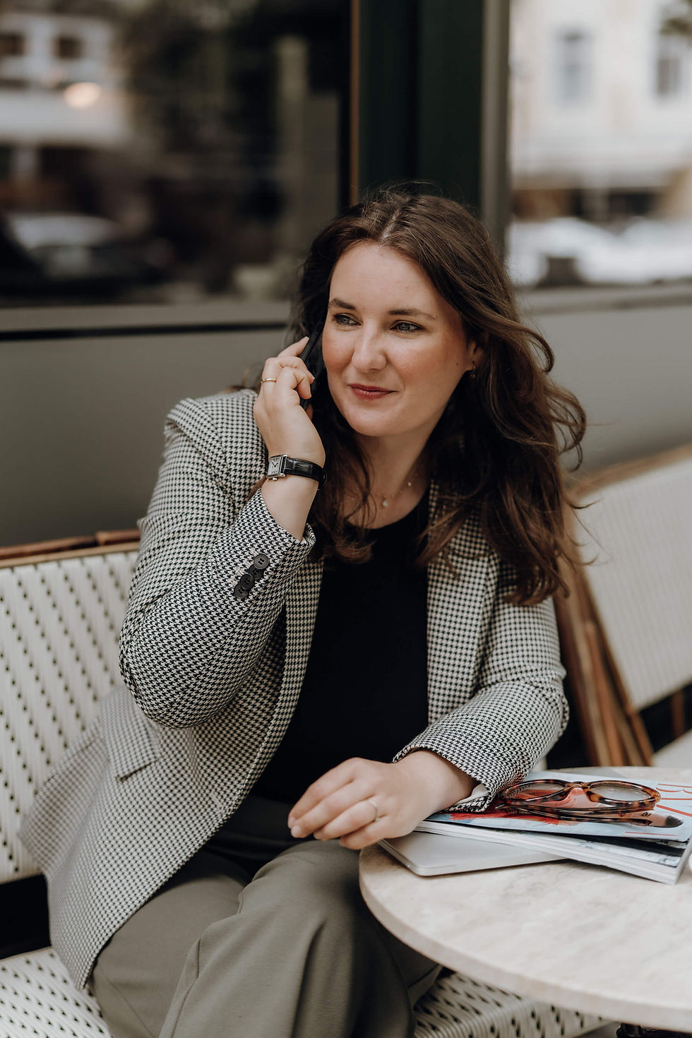 Frau mit offenen Haaren telefoniert am Handy