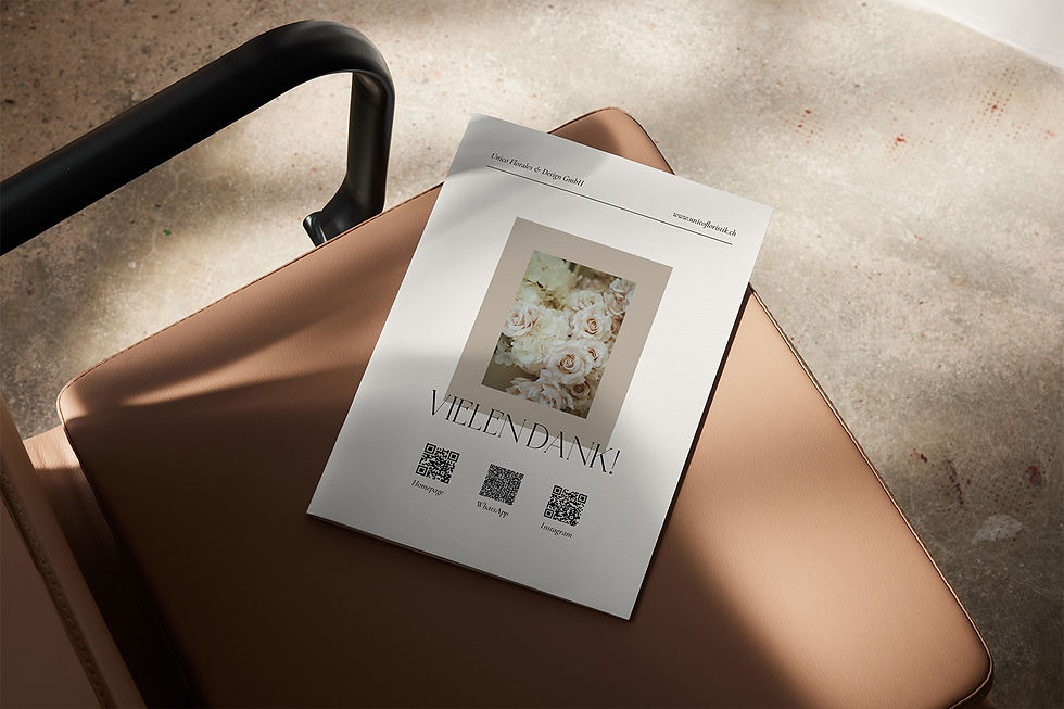 Rückseite der UNICO Imagebroschüre liegt auf einem orangenen Lederstuhl