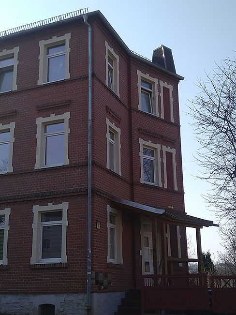 Ein backstein Haus mit einer überdachung über der Haustür