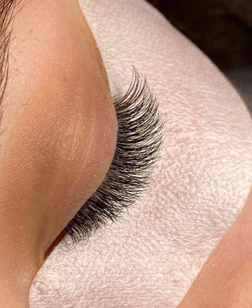 Extensions de cils : que faire après ? Routine post-extensions expliquée