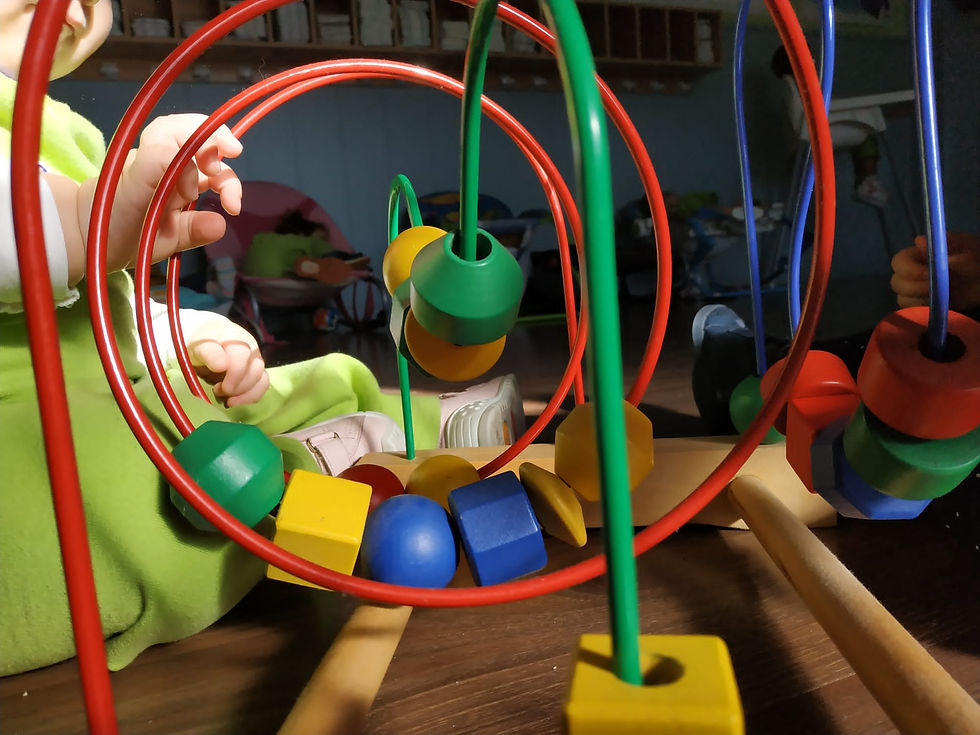 Vista a nivel de un área de juegos en una guardería infantil con juguetes coloridos y espacios seguros