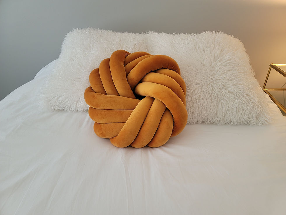 Thumbnail: Knot Pillow in Medallion shape