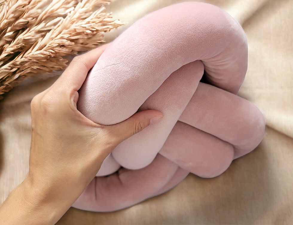 Thumbnail: Decorative knot pillow in celtic shape