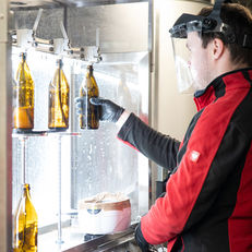 Braumeister beim Abfüllen von Bier in Flaschen