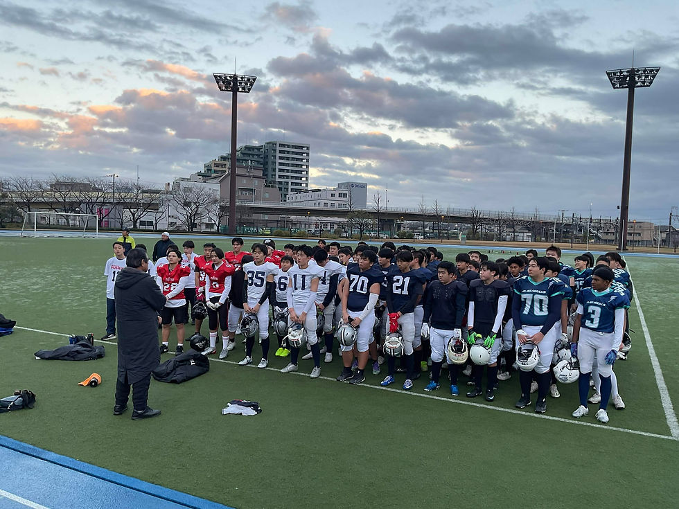 齋藤理事長のお話を聞く中学生選手たち。フットボールができる環境に感謝！