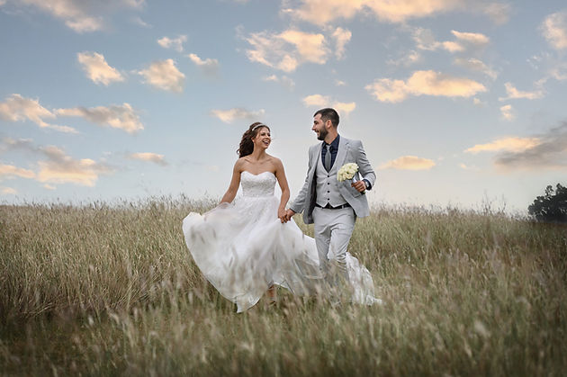 Mladenci u prirodi, spontana ljubav na fotografijama, fotograf za venčanje