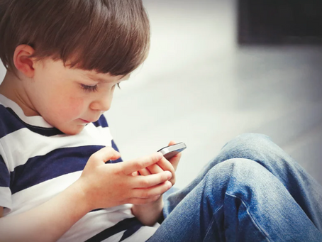 タブレット、充電しながら子どもに渡してない?!