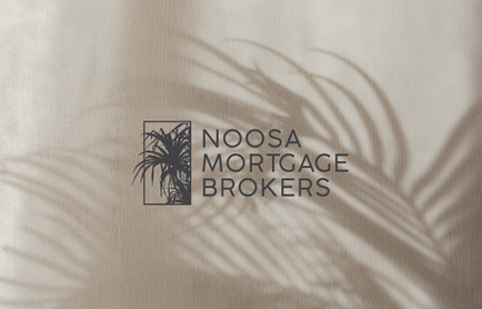Logo Noosa Mortgage Brokers, planta de palma y suaves sombras.