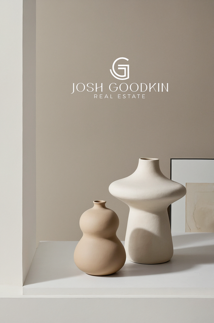 Logotipo Josh Goodkin Real Estate con jarrones beige decorativos modernos.