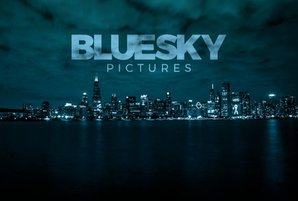 Logotipo BLUESKY PICTURES sobre horizonte de ciudad azul oscuro nocturno.