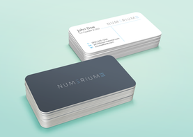 Tarjetas de presentación apiladas NUMERIUM, John Doe, Co-Founder & CEO.