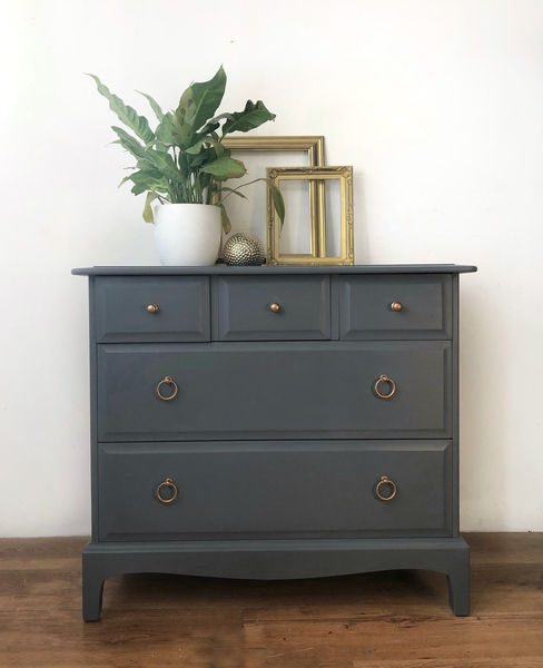 a ste of stag minstrel chest of drawers. 3 small drawers and 2 large drawers underneath