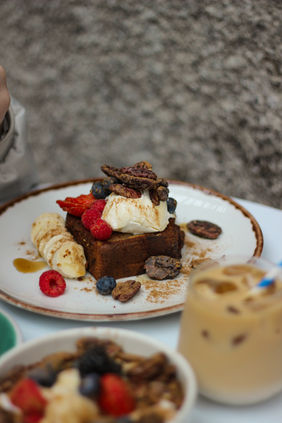 Pain perdu, brioche aux fruits, coffee, café
