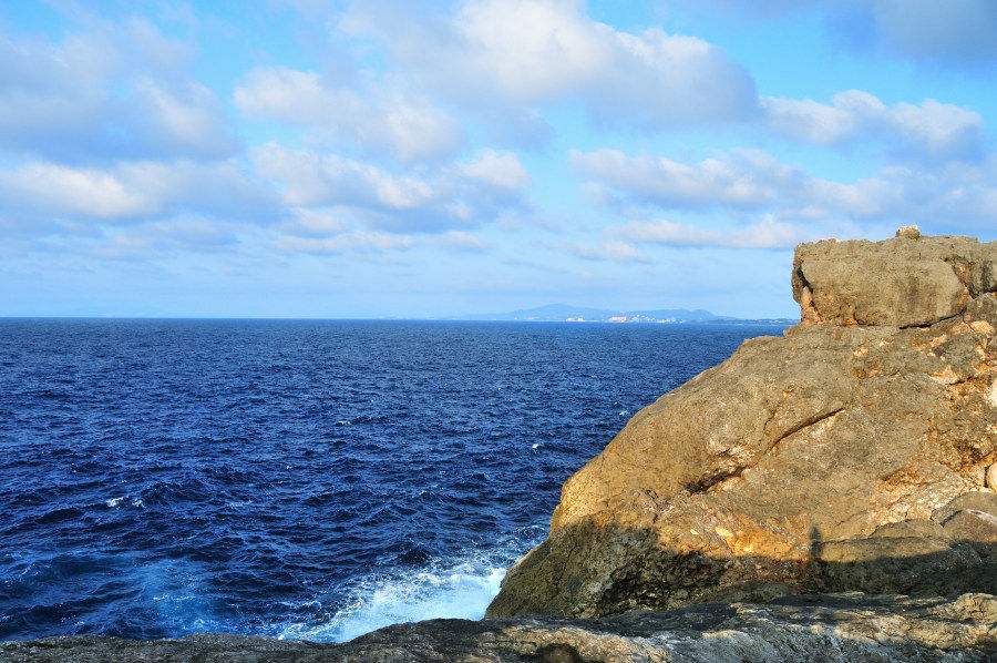 残波岬から本部半島方面