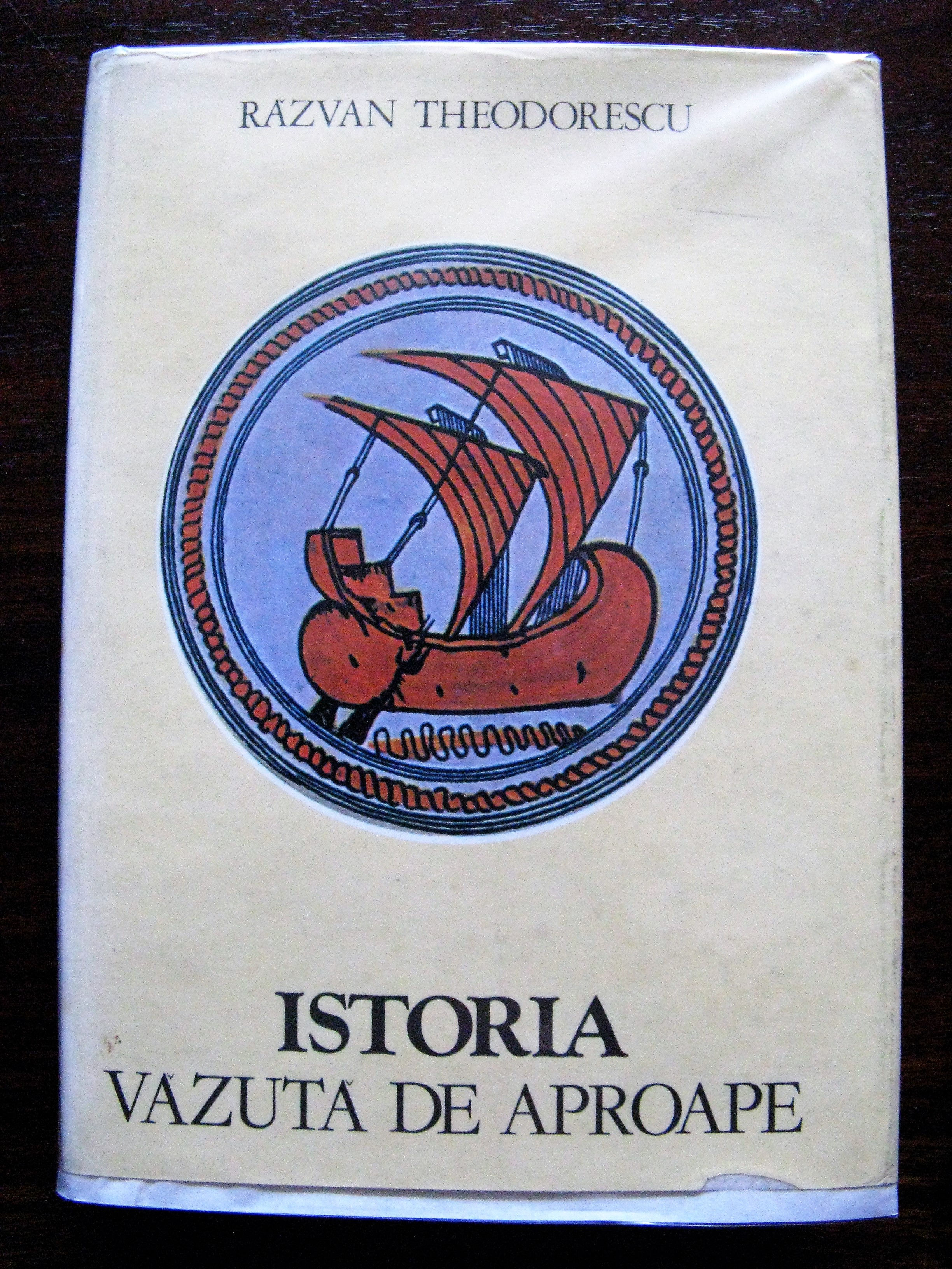 Istoria. Vazuta De Aproape